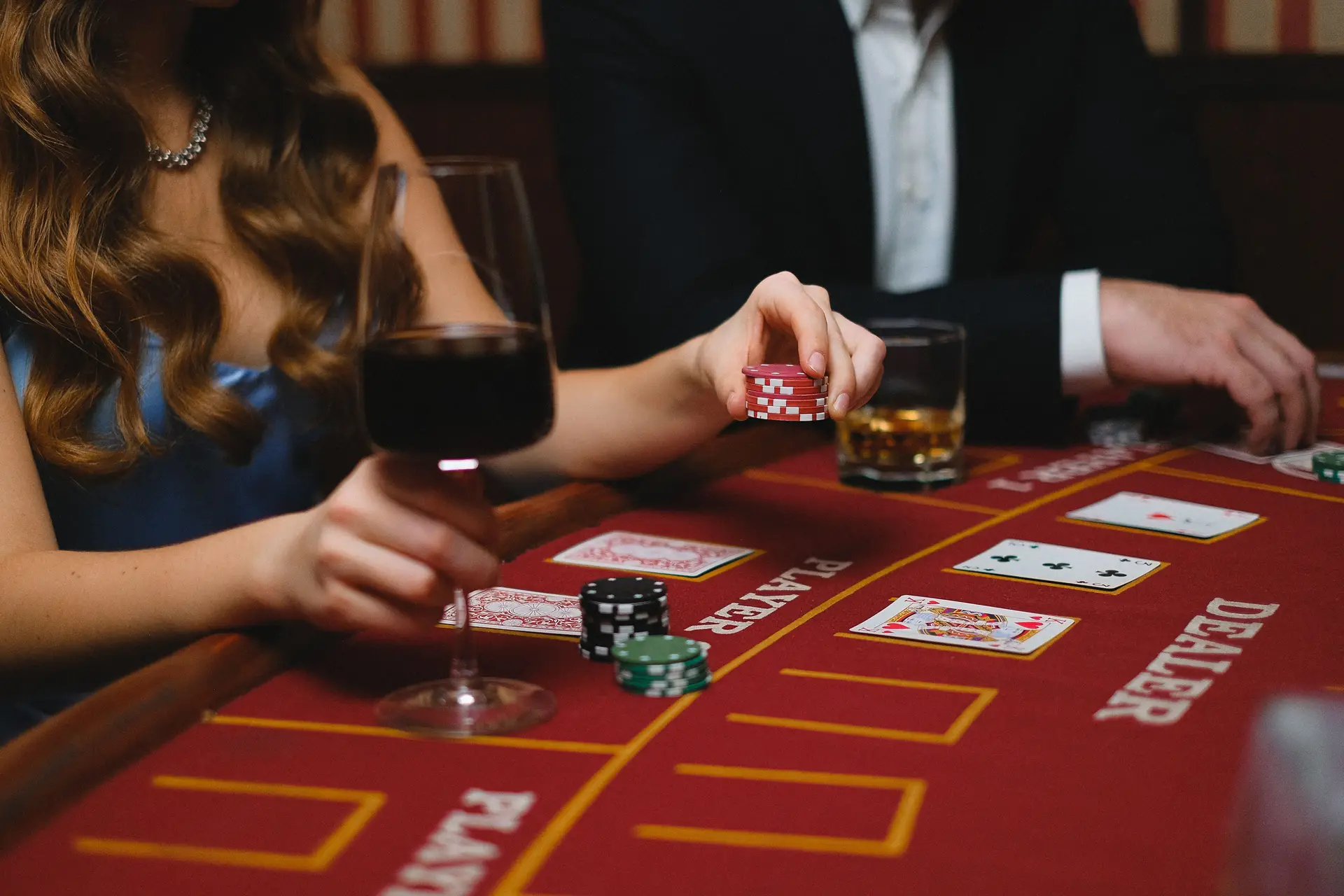 Poker miza s čipi in vinom