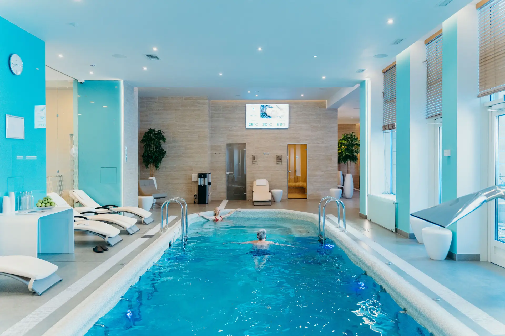 Luksuzen notranji bazen v wellness centru